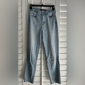 HOLLISTER Ultra High-rise Vintage Stretch Mom Jean Size 0S (W24 L25)